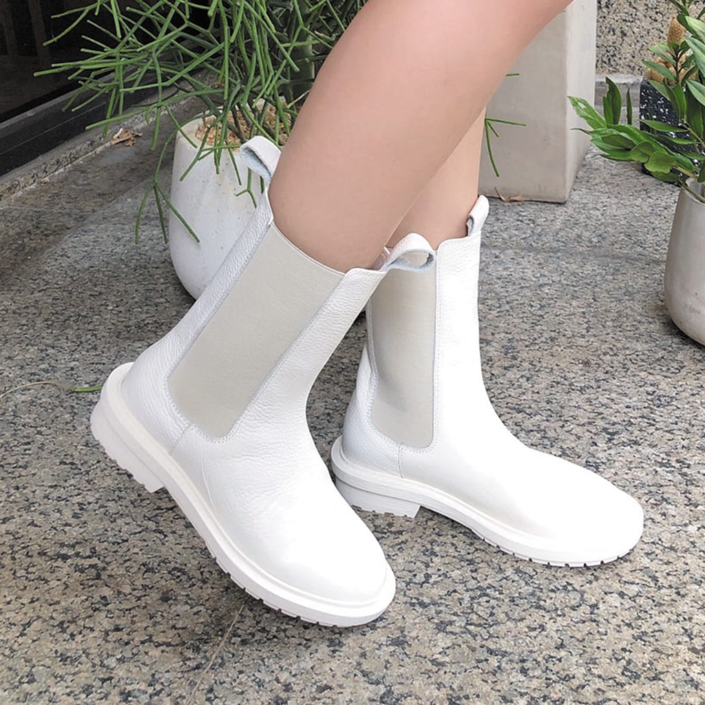 【率性姿態】柔嫩牛皮拼接鬆緊帶切爾西中筒靴_時尚白