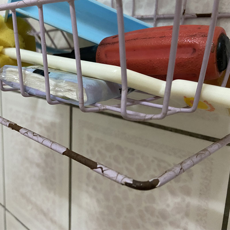 生鏽的浴室置物架