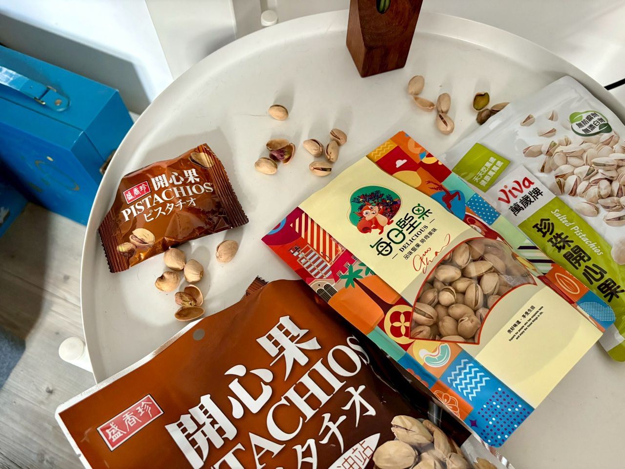 今天特別找來了市面上討論度很高的三個品牌：盛香珍、萬歲牌、菓茶小鋪進行開箱試吃評測，從開心果價格、開心果熱量到實際口感