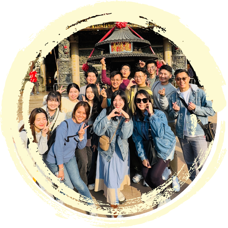 這是一個由志同道合的命理師、療癒師組成的小團隊， 我們熱愛研究八字、紫微、風水、西方神秘學，也熱愛討論生命的難題。  遇到複雜命盤或個案，我們不獨自苦惱，而是一起激盪思維，從多重角度找到最適合的答案。  不論是排盤、療癒、祈福儀式或補財庫時，我們像家人一樣互相提醒、彼此支援，因為我們相信：  一個人走得快，但一群人，才能走得遠。 在這裡，你不只遇見命理師，還會遇見真正願意陪你走一段路的人。