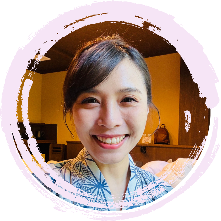 曾經是日復一日、按部就班的上班族，直到一次重病——乳癌，讓我的人生被迫停下。那一刻，反而因為保險金而心懷感激，因為它讓我有機會重新選擇「我要怎麼過」的人生。  原本學投資，卻誤打誤撞接觸命理。驚覺命盤早已提示疾病與金錢的流動，那一刻我明白：命理，不只是預測，而是一面鏡子，讓我們看見真正的自己，並勇敢做選擇。  現在，我是自由移動的命理師，在各地接案、學習、生活。用八字、紫微、風水陪伴每一位來訪者，找到屬於他們的節奏與方向。