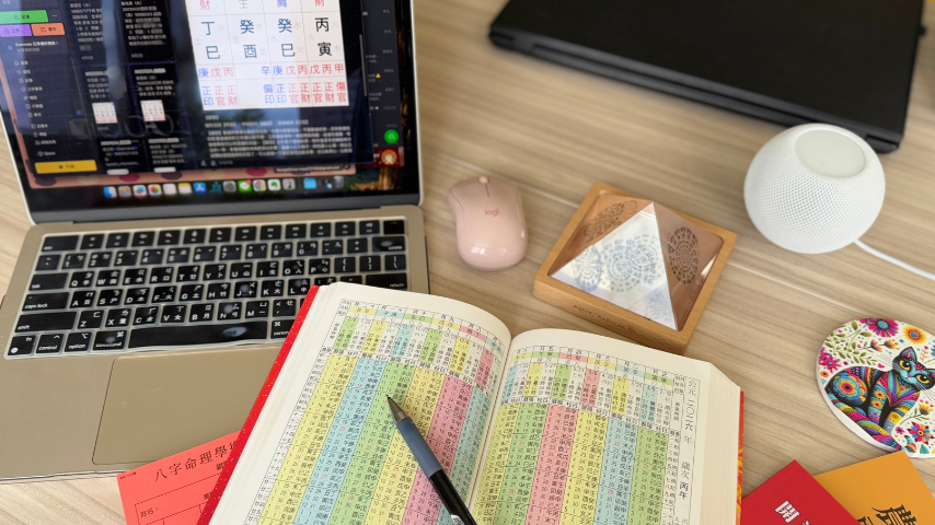 【毅魚兩吃】誕生於人生的轉折之中，來自一場自我覺醒後的決定： 我們選擇用命理陪伴自己，也陪伴他人活出屬於自己的節奏。  這是一場深刻但溫柔的旅程。 我們不給你答案，而是陪你看見更多可能性， 在混亂中找到方向，在人生交叉口選擇屬於你真正想走的路。
