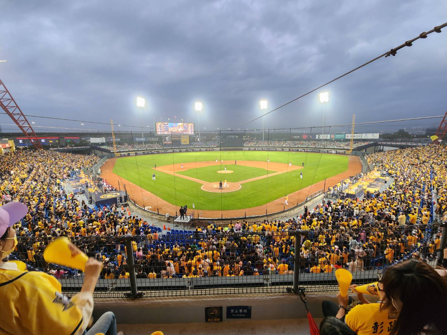 谷溜谷溜在中信兄弟主場洲際棒球場本壘板後方露出