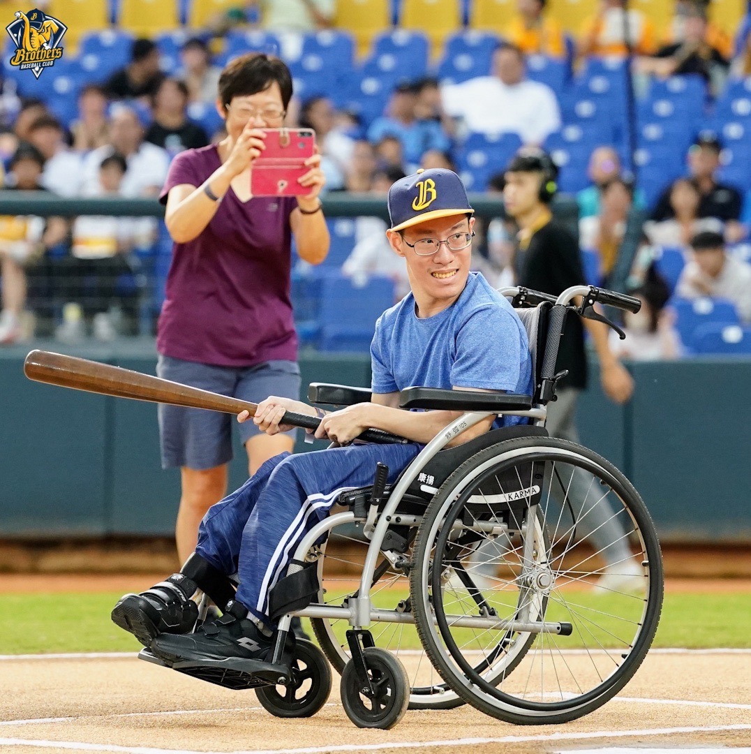 愛奇兒林諺毫擔任商周公益日中信兄弟開球賽打者