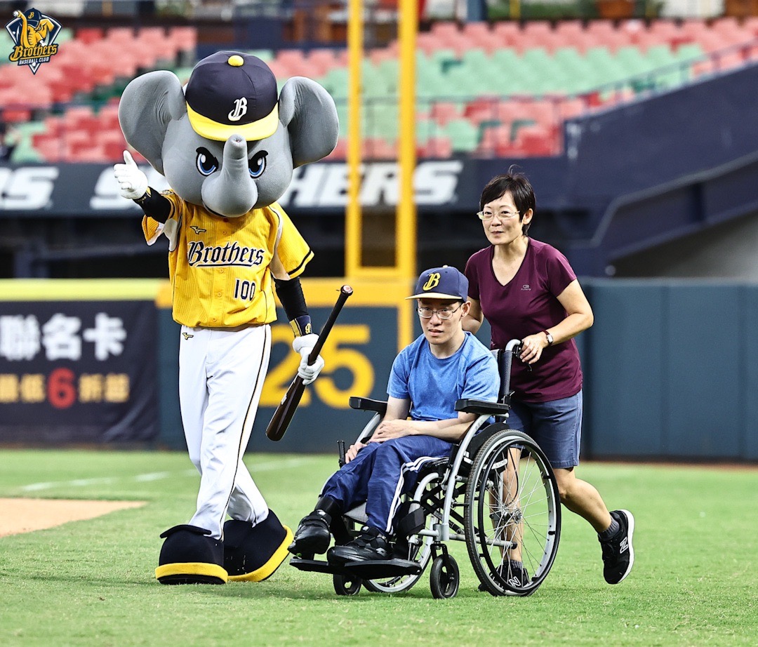 愛奇兒林諺毫擔任商周公益日中信兄弟開球賽打者