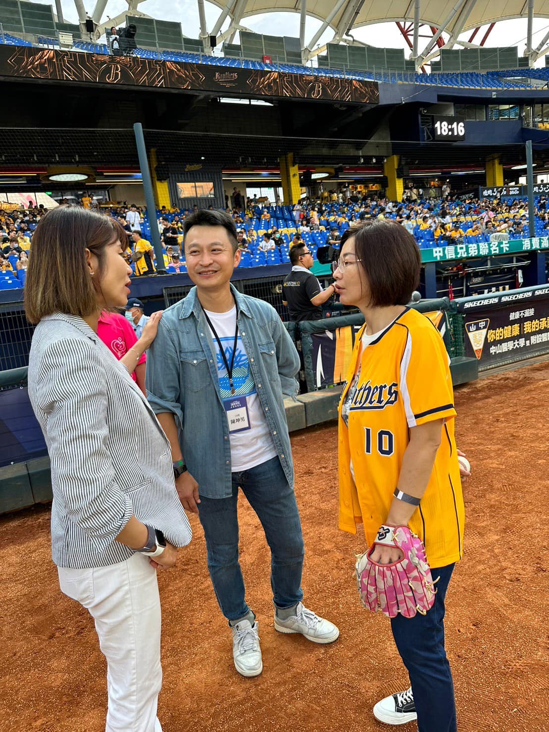 商業周刊郭奕伶執行長與谷溜谷溜創辦人陳坤男於台中洲際棒球場進行開球