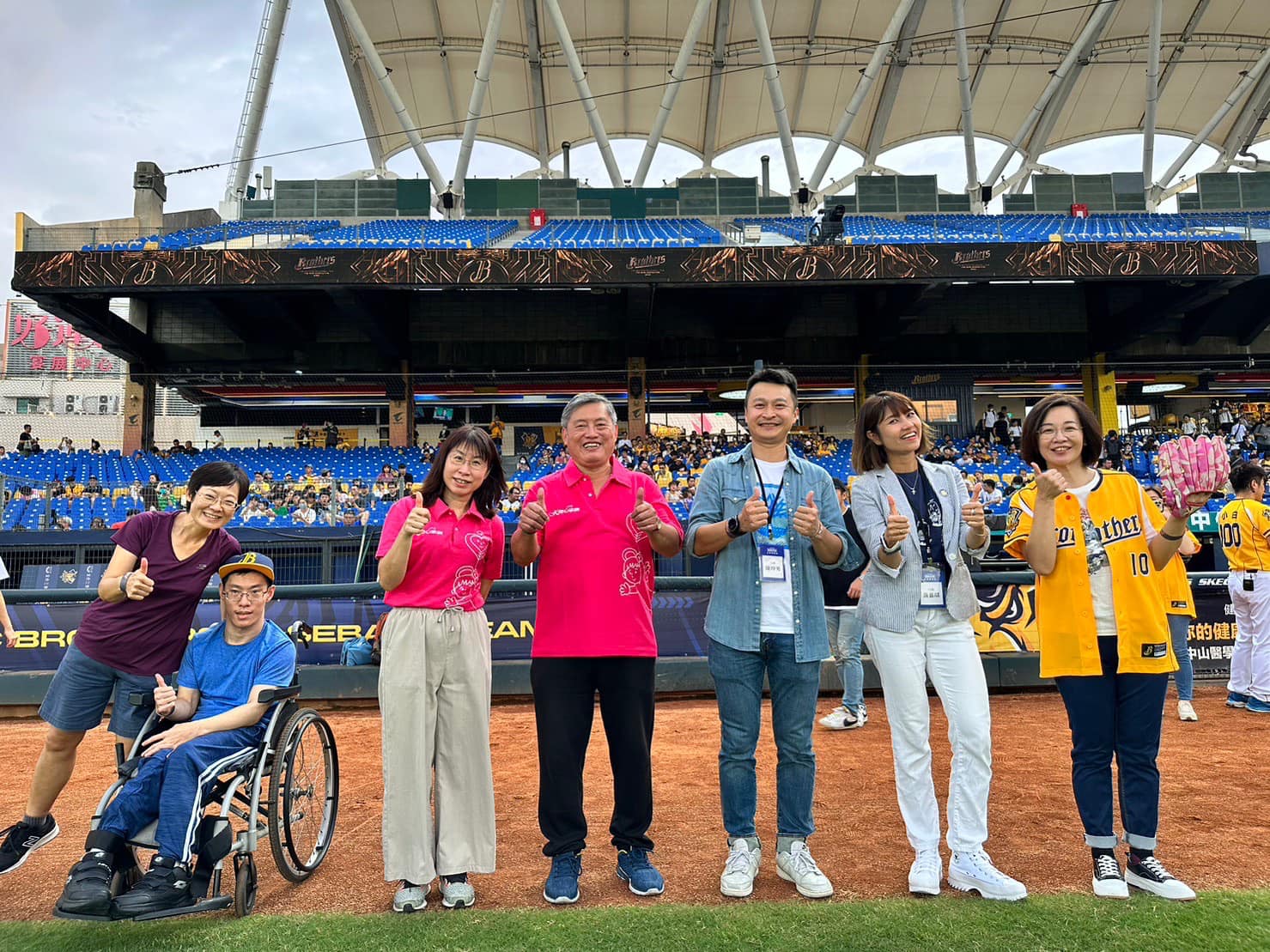 天使心愛奇兒與商周執行長郭奕伶以及谷溜創辦人陳坤男至中信兄弟洲際棒球場擔任開場嘉賓