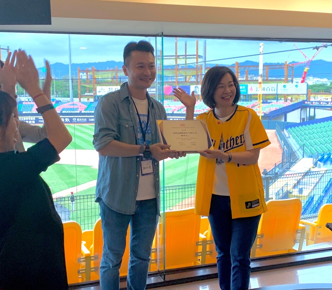 商業周刊郭奕伶執行長與谷溜谷溜創辦人陳坤男於台中洲際棒球場進行開球