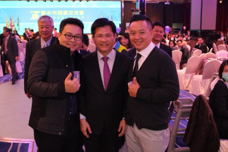 台中市跨業交流會活動與市長合影