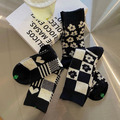 韓國INS小花愛心黑白系中筒襪_3