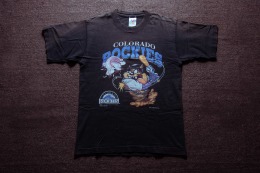 90年代 美國製 Artex 出品 華納 塔斯惡魔 Looney Tunes 美國職棒 MLB 科羅拉多洛磯隊 官方授權 原版棒球卡通古著T恤 TA10