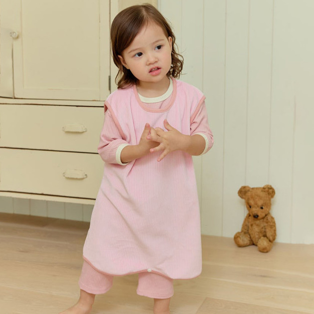 【新品到貨】桃粉柔織長罩-[長版]森絨暖日背心韓國童裝[K683S]