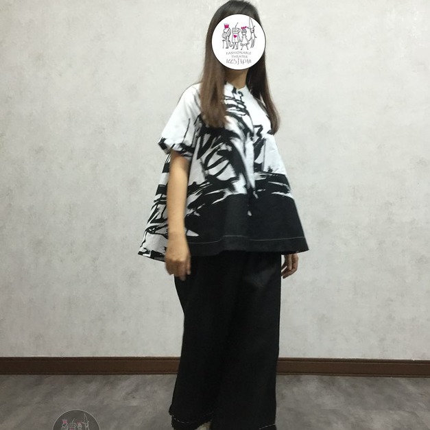 黑白墨色傘型娃娃上衣