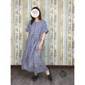 格子素面洋裝_6