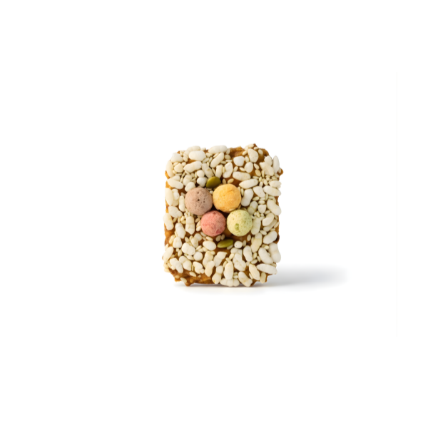 88LaVie 初雪約定，巧克力餅乾上撒落如初雪般的糖粉或白米香，視覺純淨浪漫。Snow Promise winter-themed chocolate cookie with white topping.