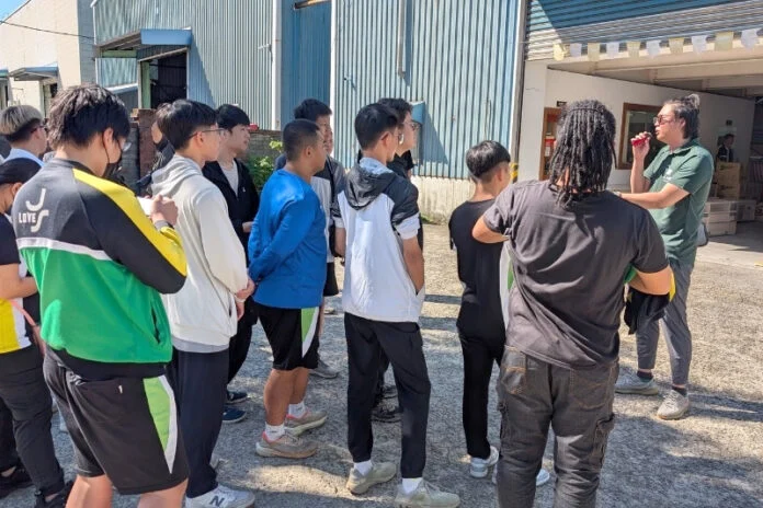 【媒體報導】MIT家具三冠王領導品牌推薦｜學子參訪木匠先生大溪工廠，實地體驗變形茶几精密製程