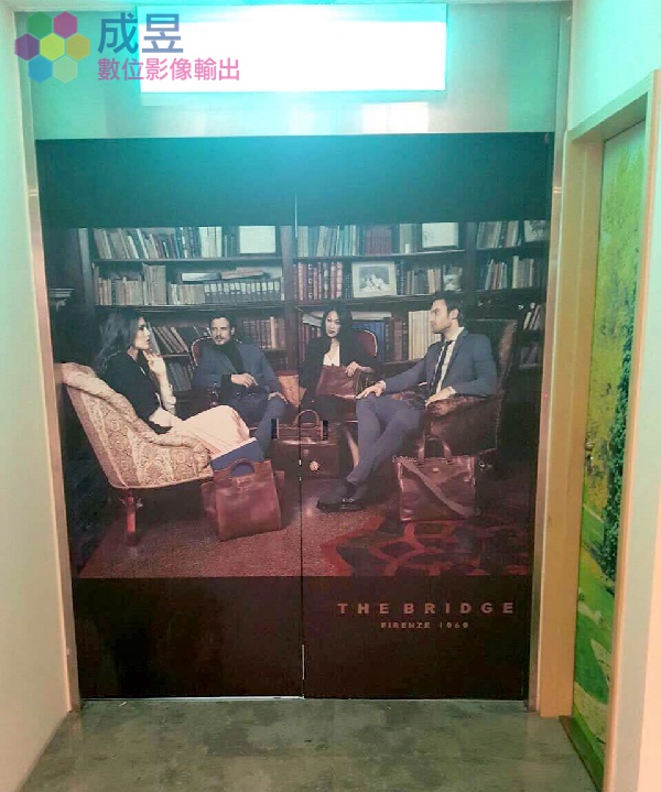 防火門逃生門大圖輸出高遮蔽PVC施工 台北市新北市專業廣告輸出