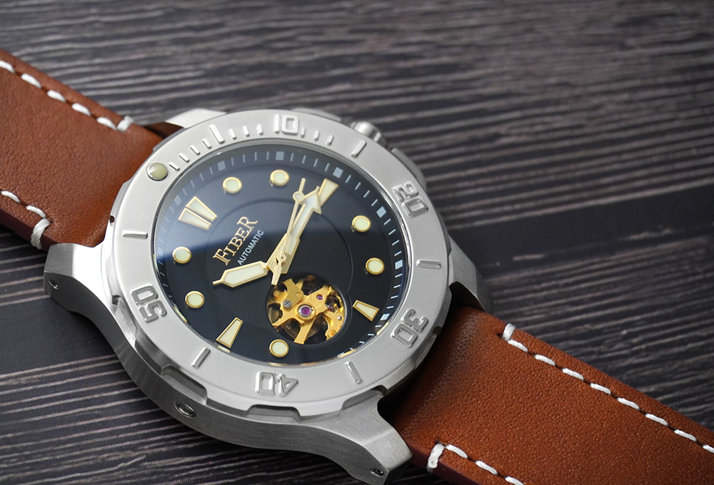 搭配皮革錶帶的Fiber海洋潛將潛水錶