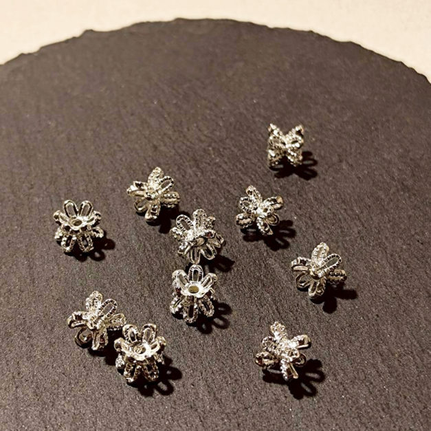 花影雙面花托 雙面花紋花托 珠托 銀色 隔珠 隔片 約6mm  10入 金屬配件