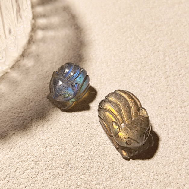 拉長石九尾狐 拉長石  光強  灰月光 九尾狐 約12-16mm 隨機出貨 實品拍  台中水晶 台中水晶批發 水晶批發 雕刻件 招人緣 桃花