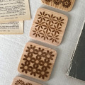 【快速出貨】台灣檜木杯墊 花語款 共五款_3