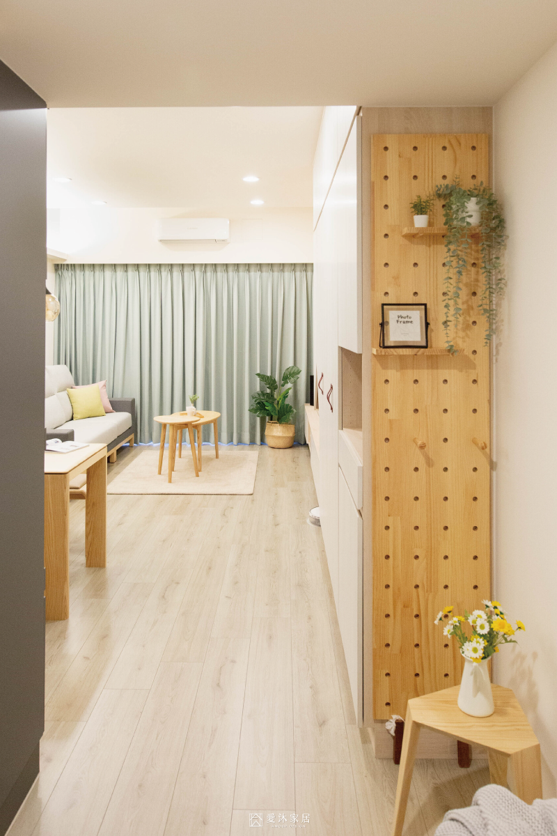 北歐風玄關設計結合實木洞洞板、層板與掛鉤規劃,方便展示生活小物、吊掛包包,打造兼具收納與生活儀式感的迎賓空間。