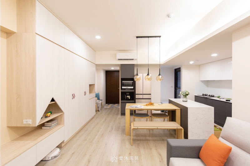 客餐廳採開放式設計，利用頂天系統櫃集中收納生活雜物與備品，維持空間整潔，同時保有寬敞舒適的生活感。