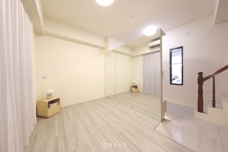 一樓休閒室於玄關櫃背面設計整面落地鏡,提供女主人練習空中瑜珈時確認姿勢,也透過鏡面延伸空間感