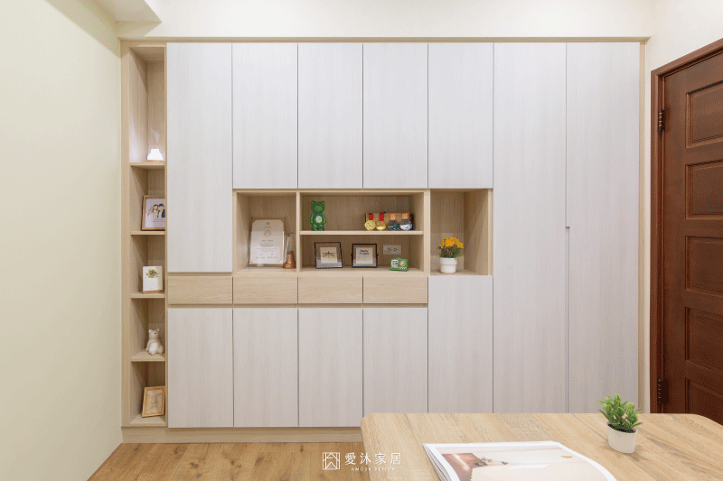 書房系統書櫃以開放層架搭配封閉式櫃體,增加書籍與收藏展示空間,同時維持整體收納的清爽感