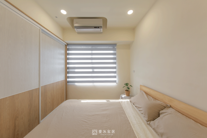 主臥衣櫃採用滑門設計,不需預留門片開啟空間,減少衣櫃對床側走道與日常動線的影響