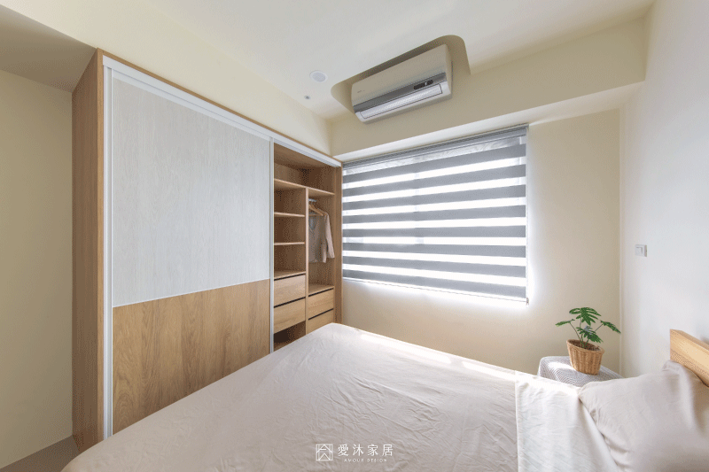 系統衣櫃內部整合吊掛區、活動層板與抽屜收納，依照不同衣物需求規劃完整收納機能
