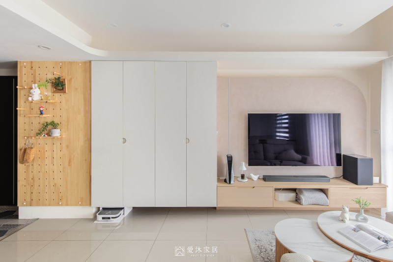 客廳電視牆結合弧形造型與懸浮式木質電視櫃,營造溫潤輕盈的視覺感