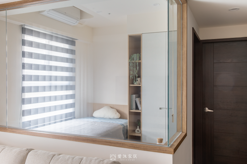 書房兼客房以大面積玻璃隔間設計，引入客廳採光並降低小空間壓迫感