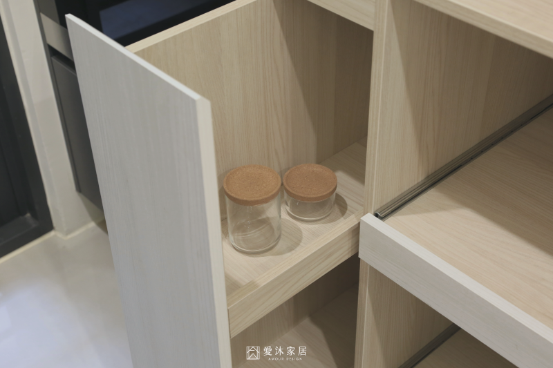 廚房窄型抽拉式收納櫃細節，可集中擺放瓶罐與小型餐廚用品