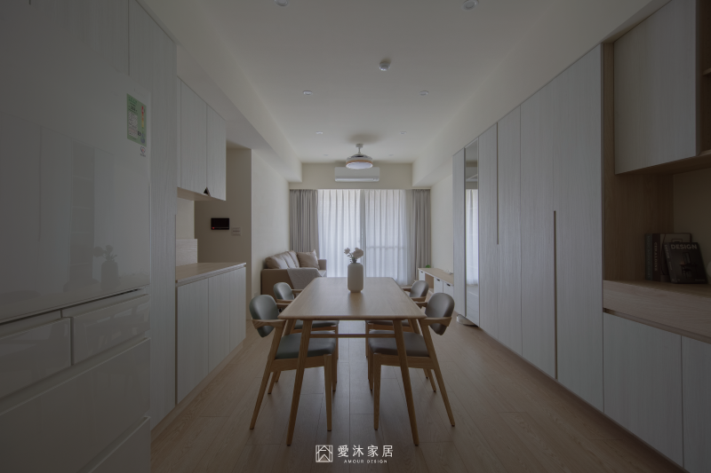 日式北歐風客餐廳設計，以淺木色餐桌椅搭配白色木紋系統櫃，營造清爽溫潤的居家氛圍