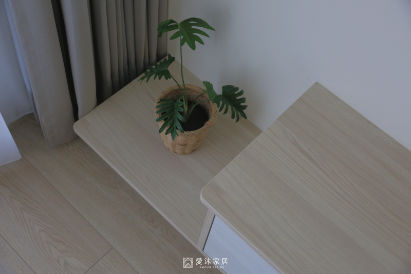 客廳電視櫃與延伸平台採圓弧收邊設計,以柔和線條呈現細膩的櫃體轉折