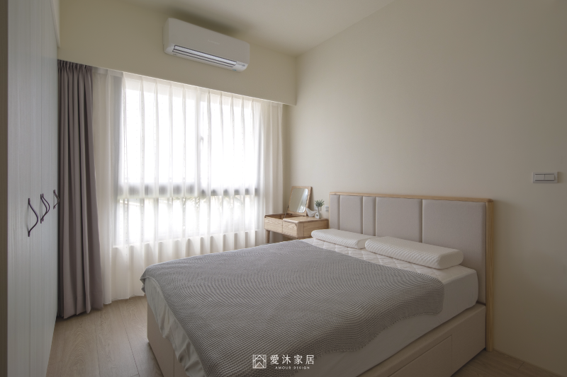 日式北歐風主臥以淺色木質與白色系統衣櫃相互搭配,呈現簡潔舒適的臥室氛圍