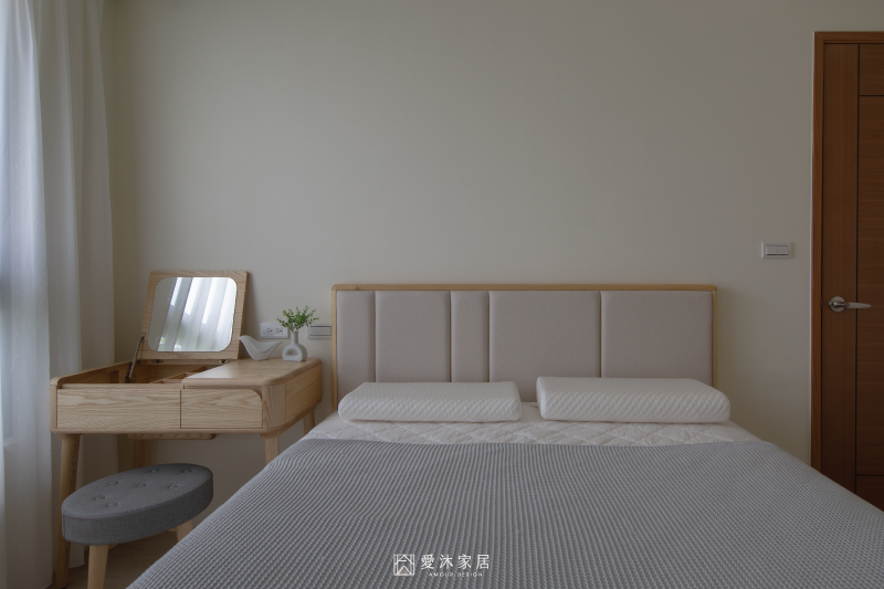 主臥空間以淺木色家具搭配柔和自然採光，營造簡單溫潤的日常休息氛圍