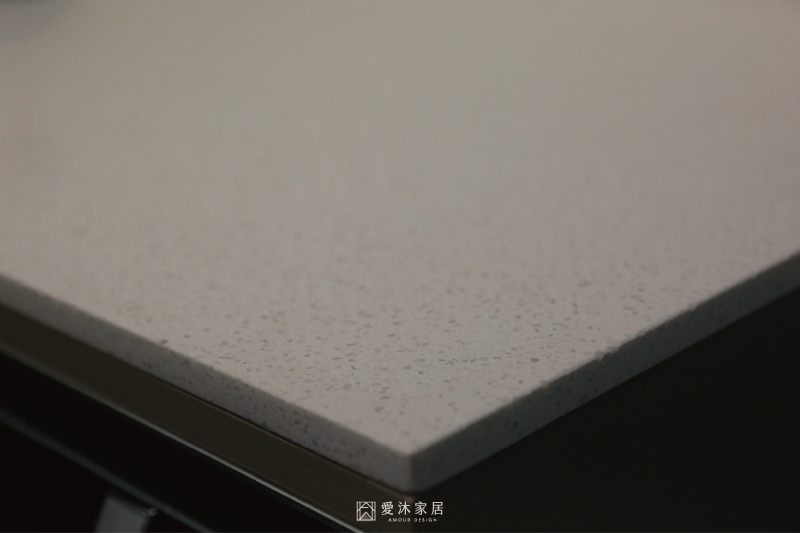 石英石廚房檯面設計，耐磨耐熱且容易清潔，適合作為家電操作與備餐平台