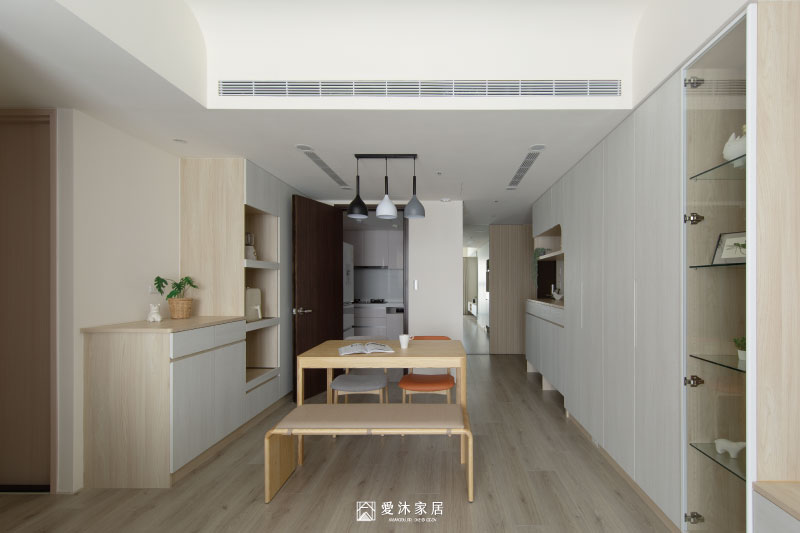 日式北歐風客餐廳設計，以暖白色與淺木質系統櫃搭配實木餐桌椅，營造自然溫潤的生活空間