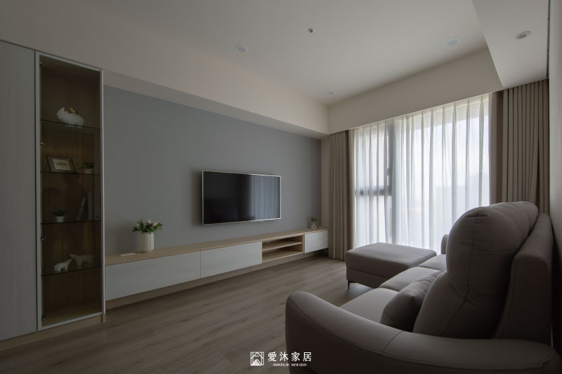 日式北歐風客廳以暖白色系統櫃搭配淺木質電視櫃，維持簡潔明亮的空間視覺
