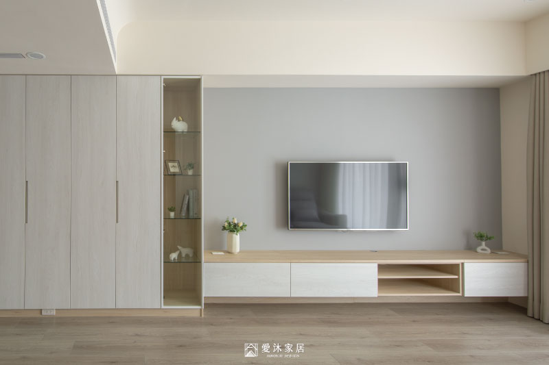 客廳玻璃展示櫃結合燈光設計，可展示收藏品與生活擺件，為空間增添細膩層次
