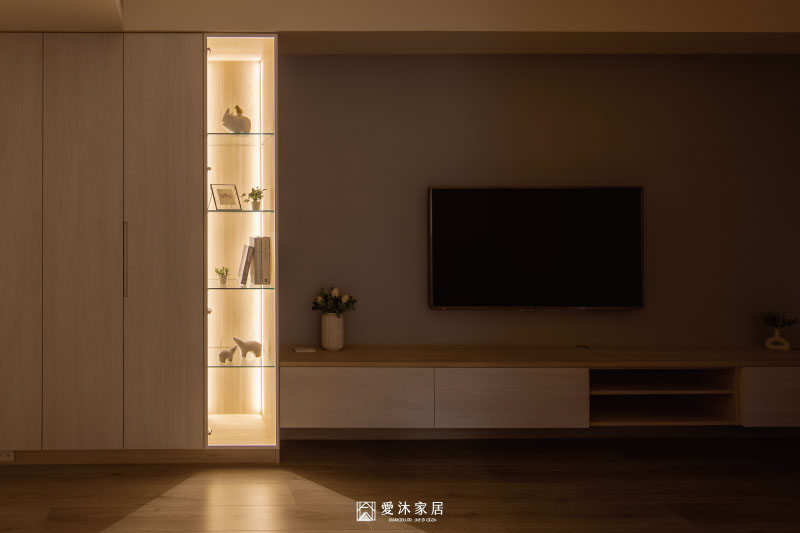 餐廳牆面規劃餐邊櫃與開放式電器櫃，提供餐廚用品及小家電的收納與擺放空間