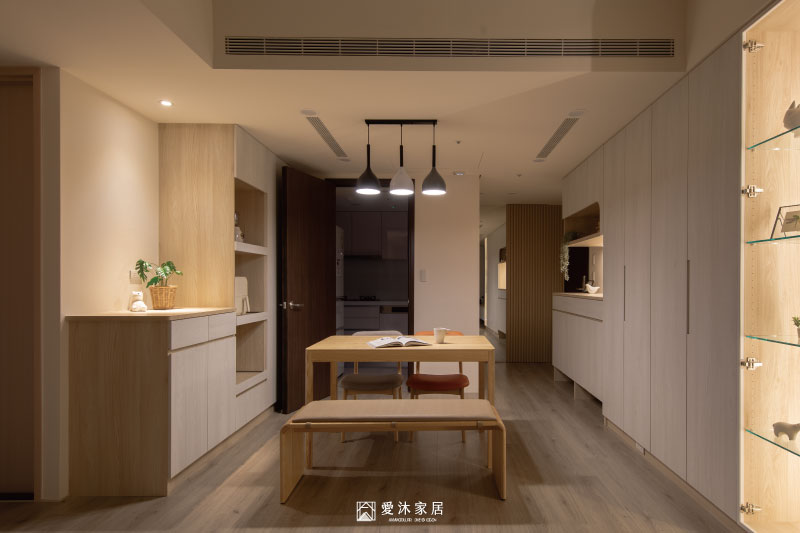 餐邊櫃結合開放式電器櫃與系統收納櫃，集中規劃小家電與日常餐廚用品