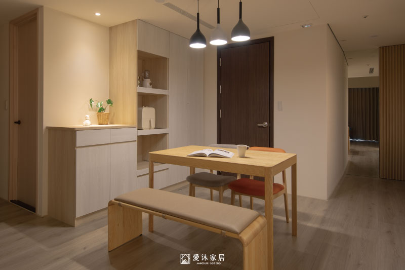 客餐廳夜間燈光設計，透過玻璃展示櫃與暖色氣氛燈，營造溫暖放鬆的生活氛圍