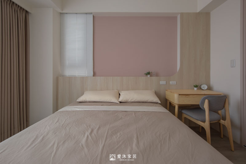 日式北歐風主臥以淺木質床頭搭配粉色跳色牆與圓弧造型，營造柔和溫潤的臥室氛圍