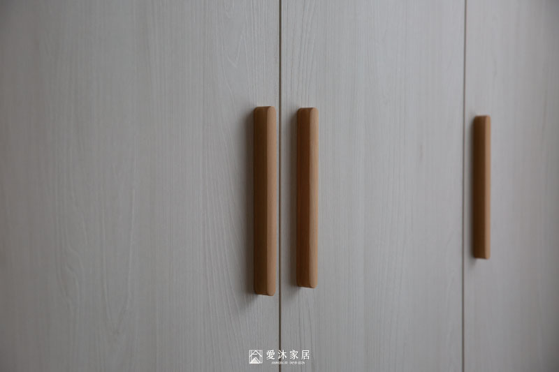 暖白色系統衣櫃搭配木質把手細節，以簡潔設計延續日式北歐風的自然溫潤感