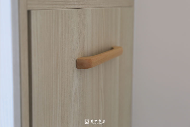 淺木質系統櫃搭配木質把手，呈現溫潤簡約的收納設計