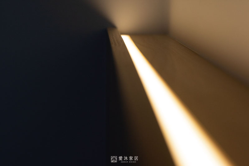木質床頭結合隱藏式燈帶，呈現日式北歐風次臥的照明細節