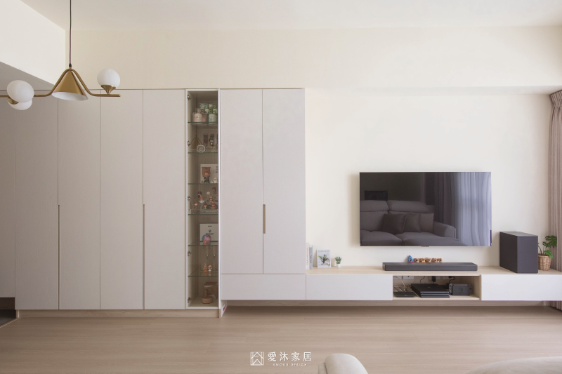 北歐風客廳整合系統收納櫃、玻璃展示櫃與懸浮式電視櫃，搭配白色木紋與淺木色營造清新空間